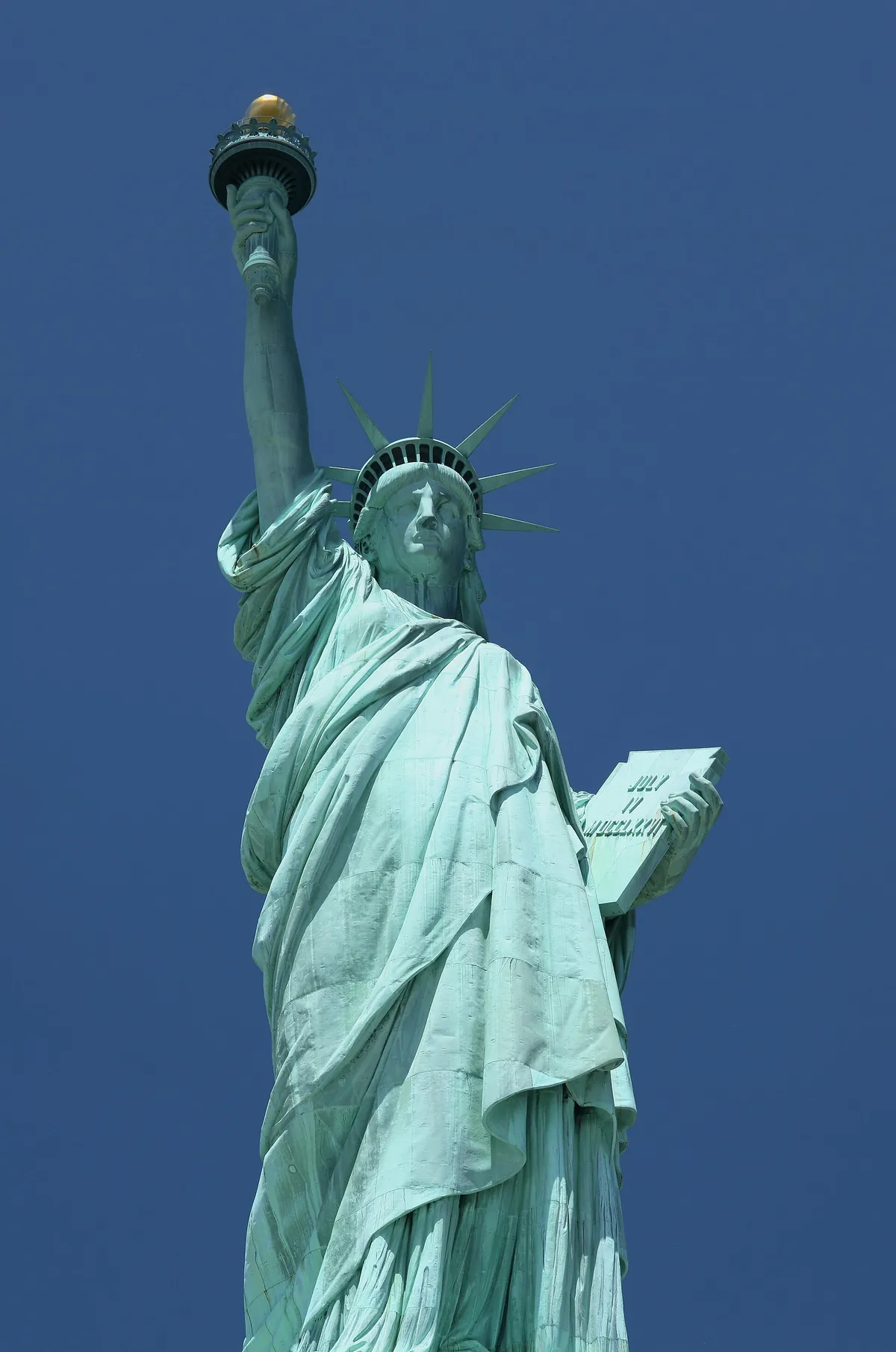 Estatua de la Libertad bajo un cielo azul