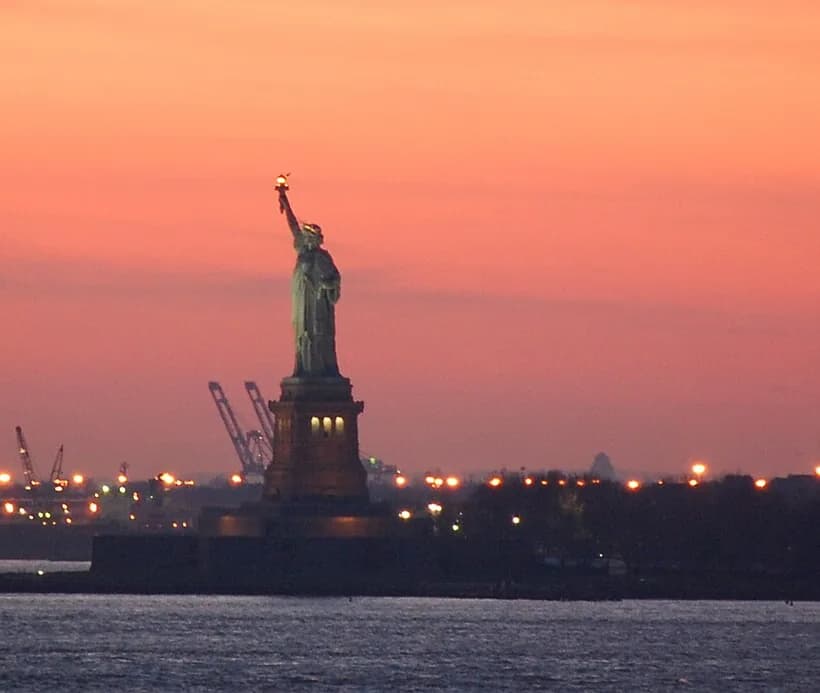 Estatua de la Libertad al atardecer